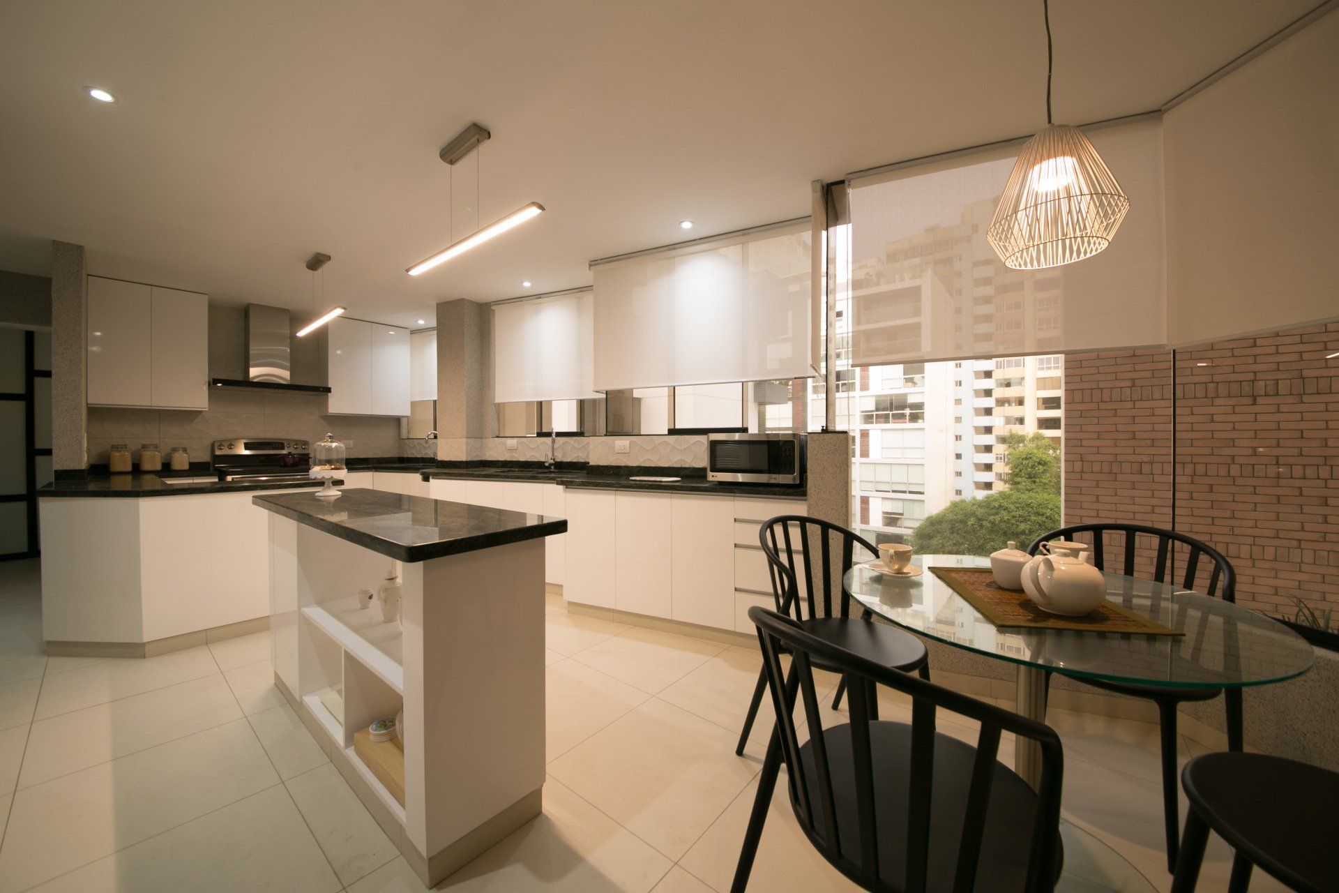 Una cocina con una mesa y sillas.