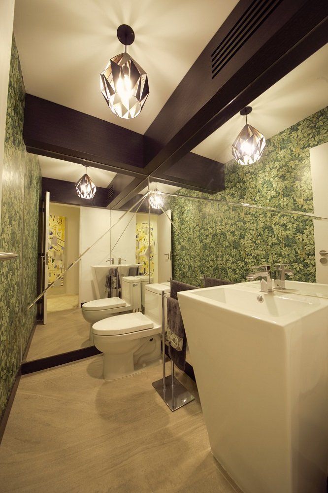 Un baño con inodoro, lavabo y espejo.