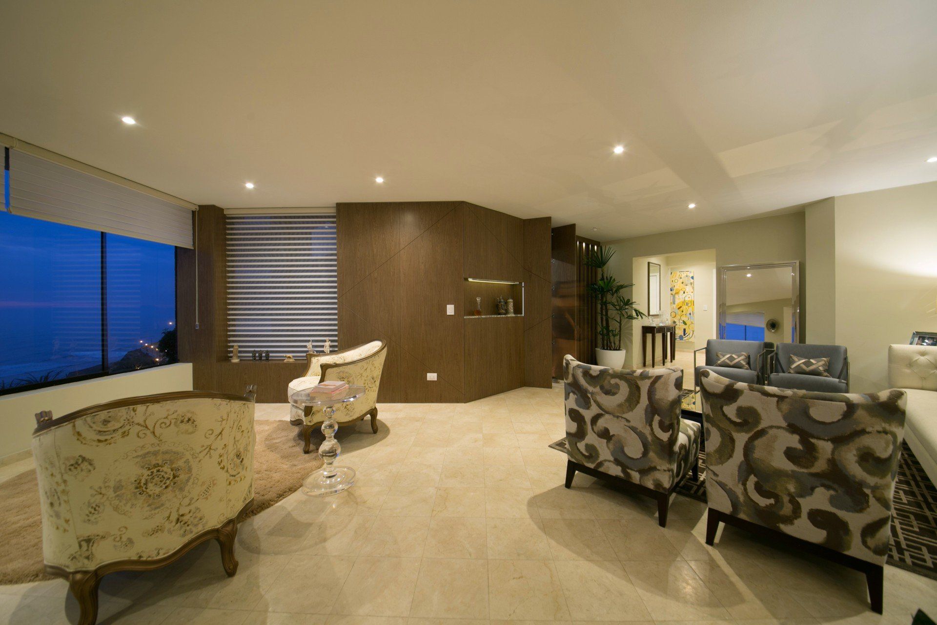 Una sala de estar con muchos muebles y una gran ventana.