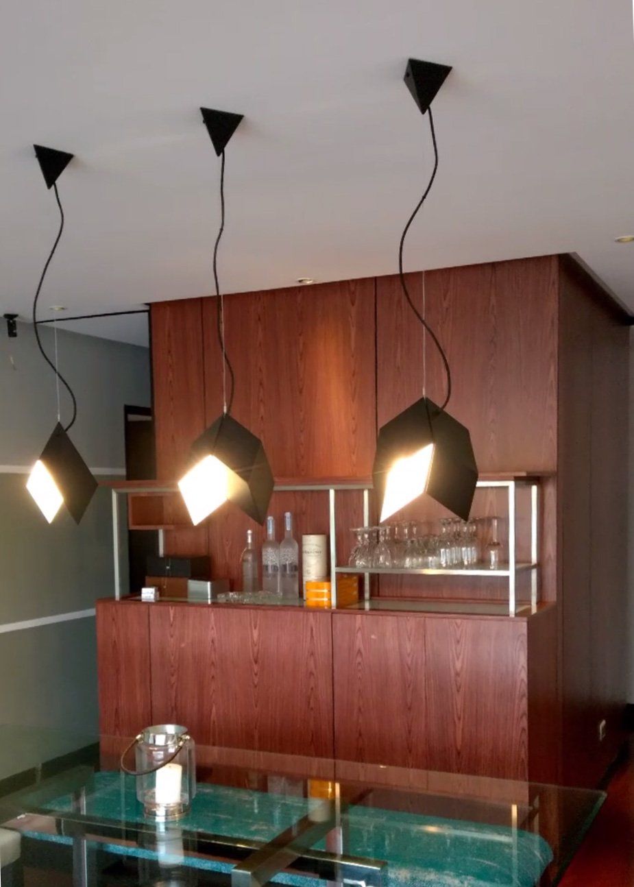 Una habitación con un armario de madera y una mesa de cristal.