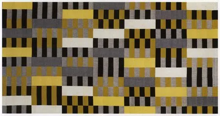 Una alfombra amarilla y gris con un patrón en blanco y negro.