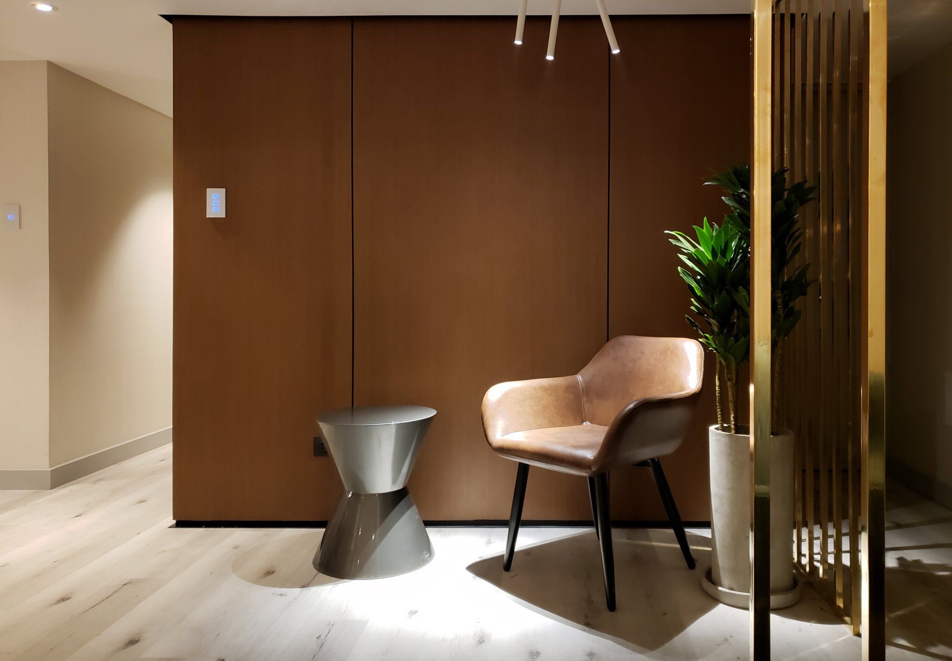Hay una silla y una mesa en la habitación.