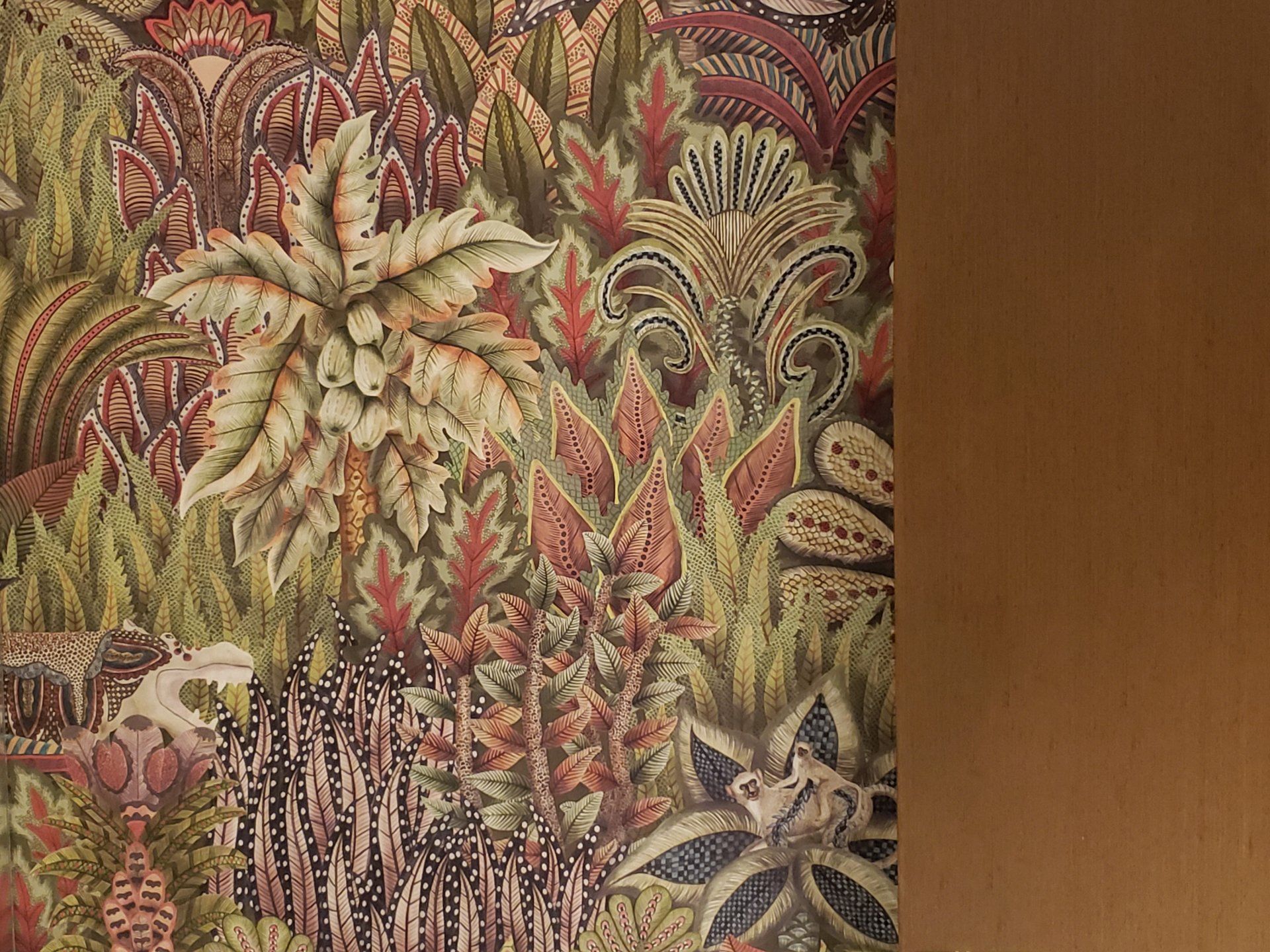 Un primer plano de una pared con un patrón floral.