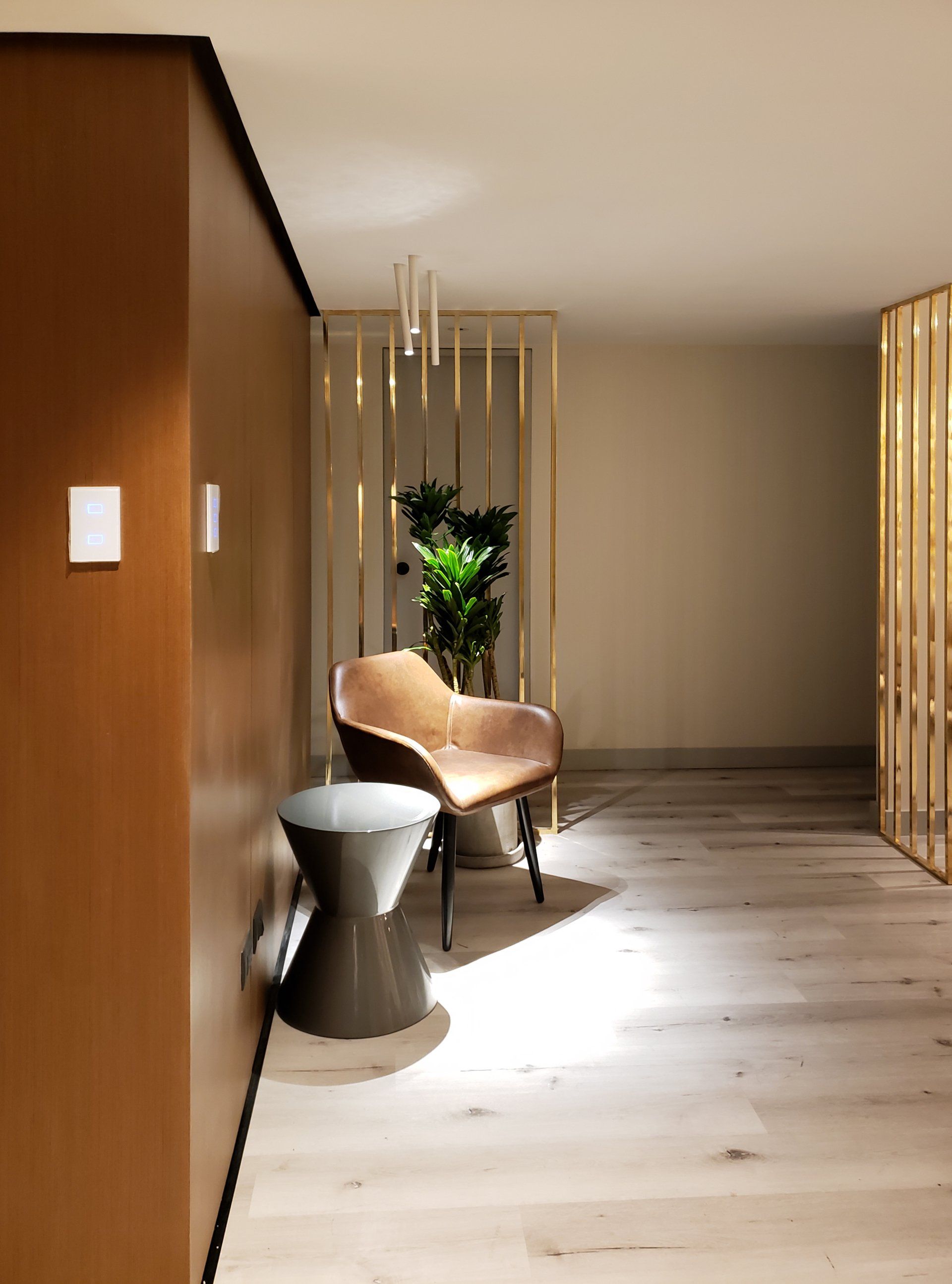Una habitación con una silla y una mesa dentro.