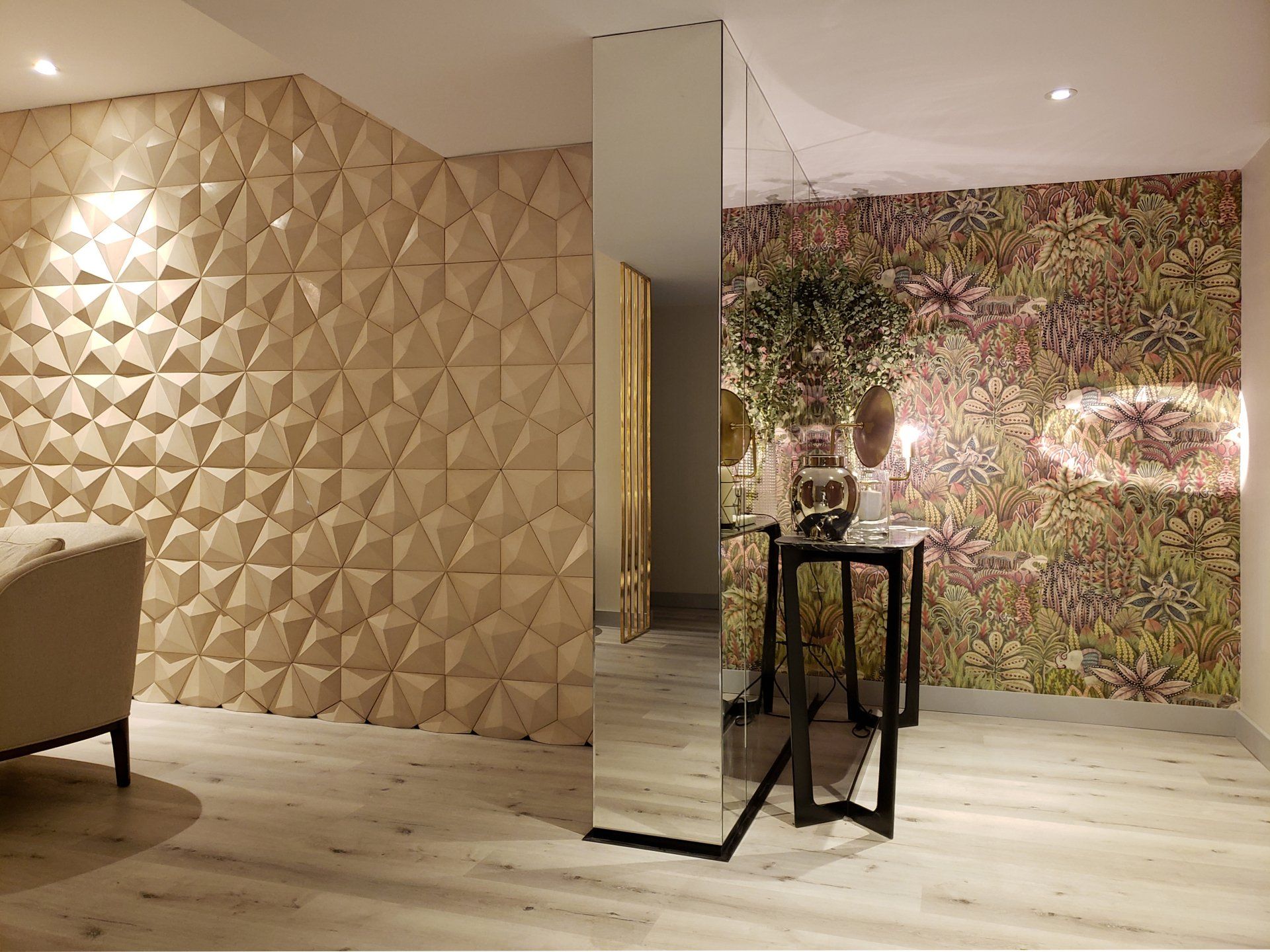 Una habitación con un sofá, una silla, una mesa y un espejo.