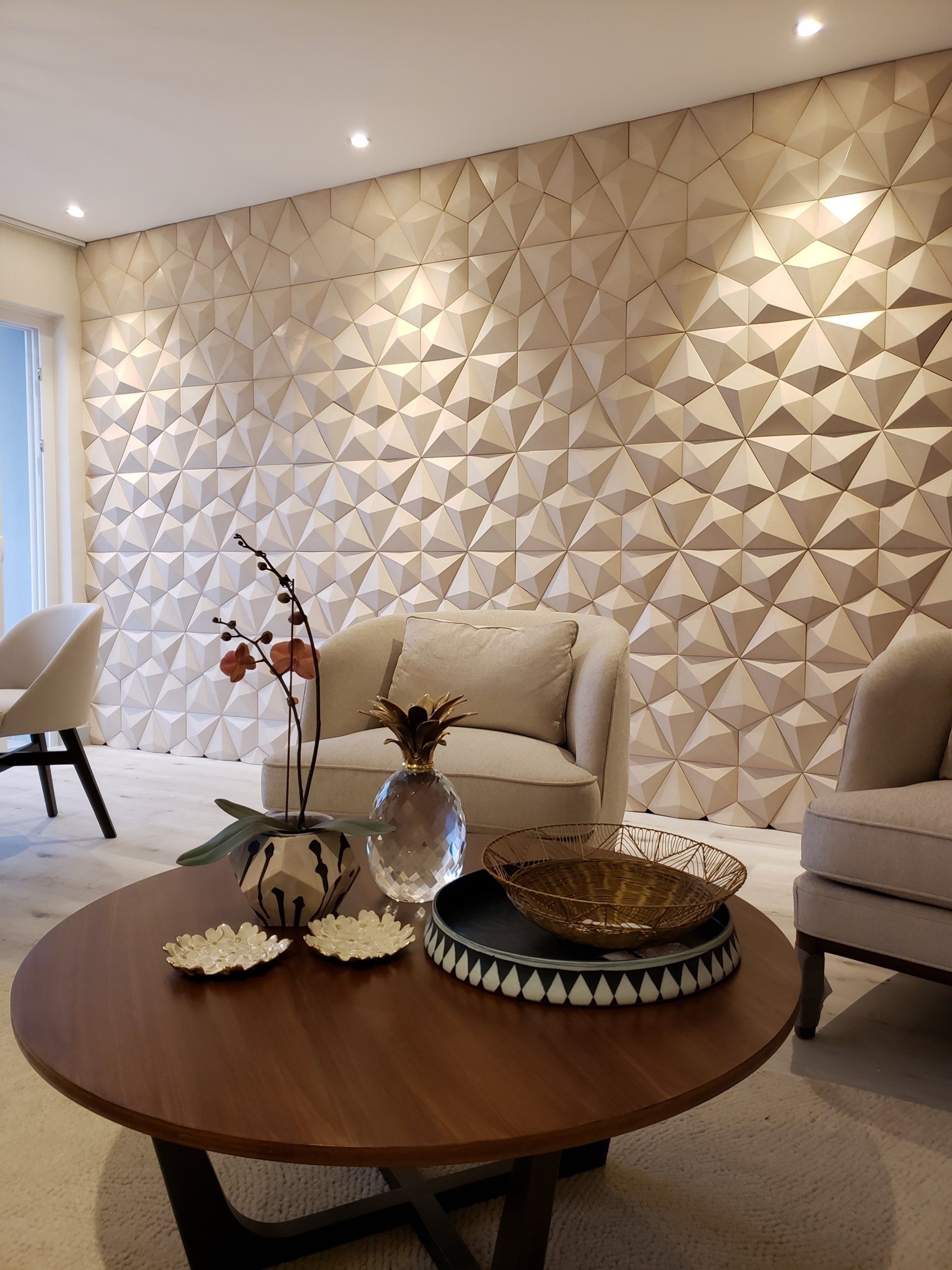 Una sala de estar con un sofá, sillas y una mesa de café.