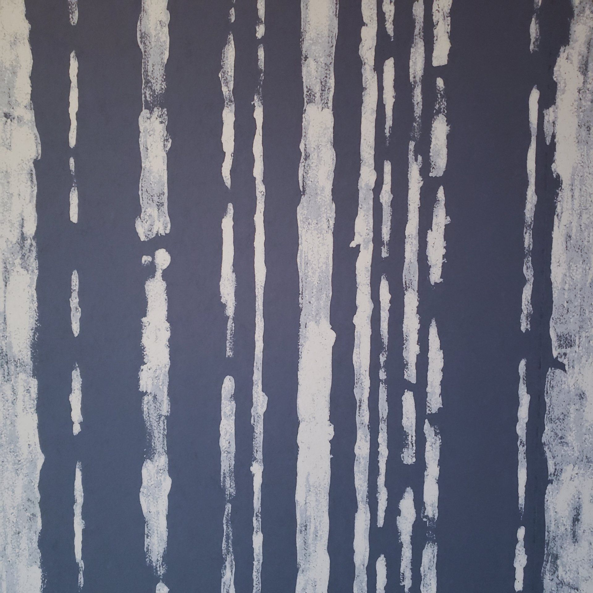 Una pintura de un fondo azul oscuro con rayas blancas.