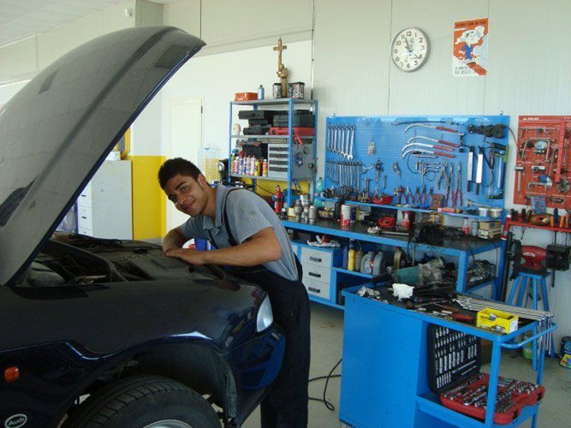 meccanico a lavoro
