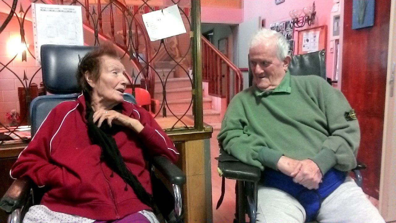 anziana con infermiera in casa di riposo
