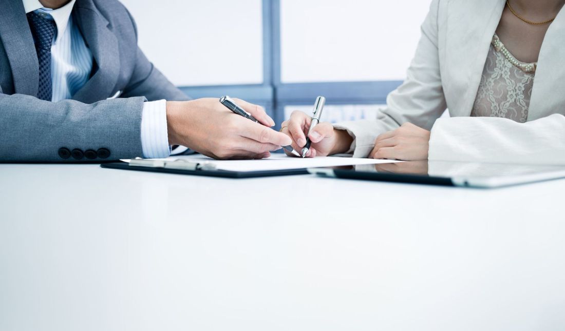 Un assicuratore e una cliente che stipulano un contratto assicurativo
