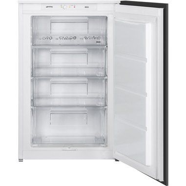 Congelatore Smeg bianco aperto con quattro cassetti trasparenti e sportello incernierato lateralmente.
