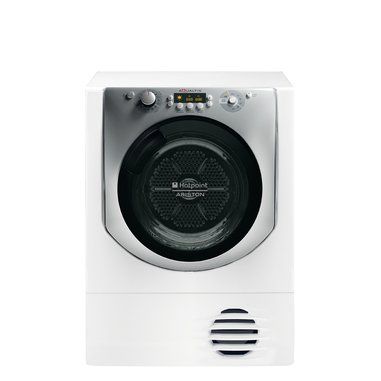 Un'asciugatrice Hotpoint bianca con pannello frontale argentato, sportello circolare in vetro, manopole e pulsanti di controllo.