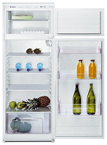 Un frigorifero a incasso bianco e aperto, con ripiani che contengono bottiglie, frutta e verdura in un cassetto inferiore.