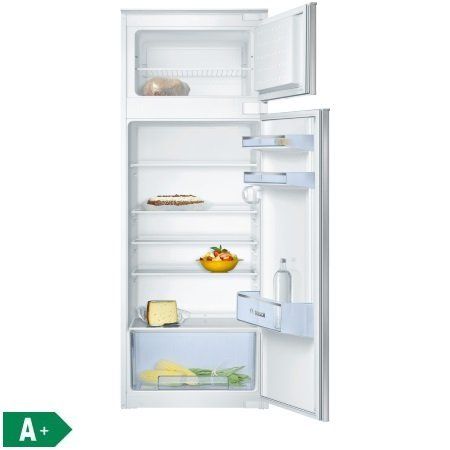 Un frigorifero bianco a due ante, con le porte aperte, che mostra i ripiani pieni di cibo e l'icona della classe energetica A+.