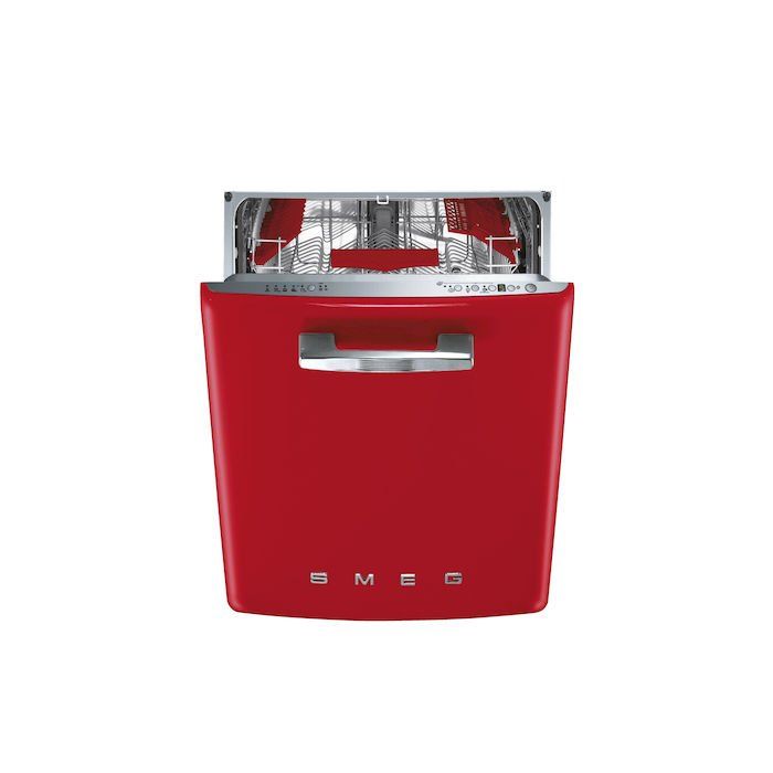 Una lavastoviglie Smeg rossa con maniglia frontale e logo del marchio sul pannello inferiore, mostrata su sfondo bianco.