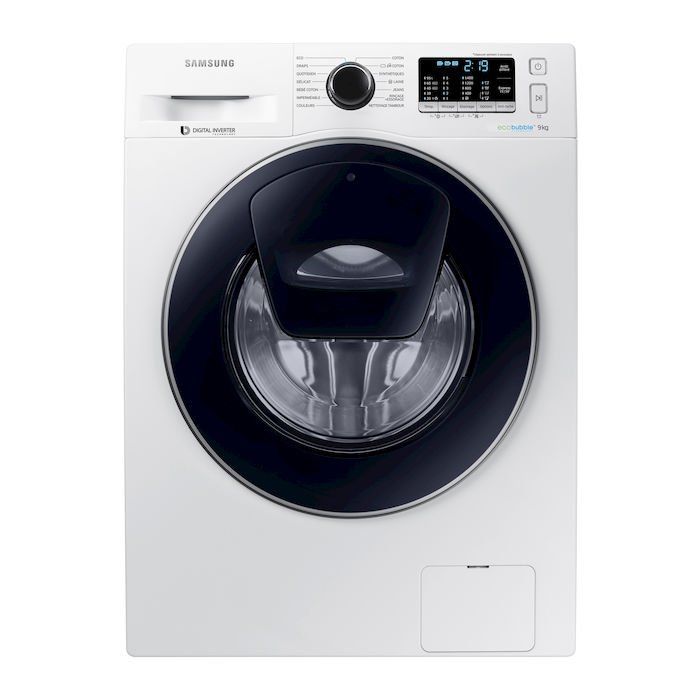 Una lavatrice Samsung a carica frontale di colore bianco con oblò AddWash nero e pannello di controllo digitale.