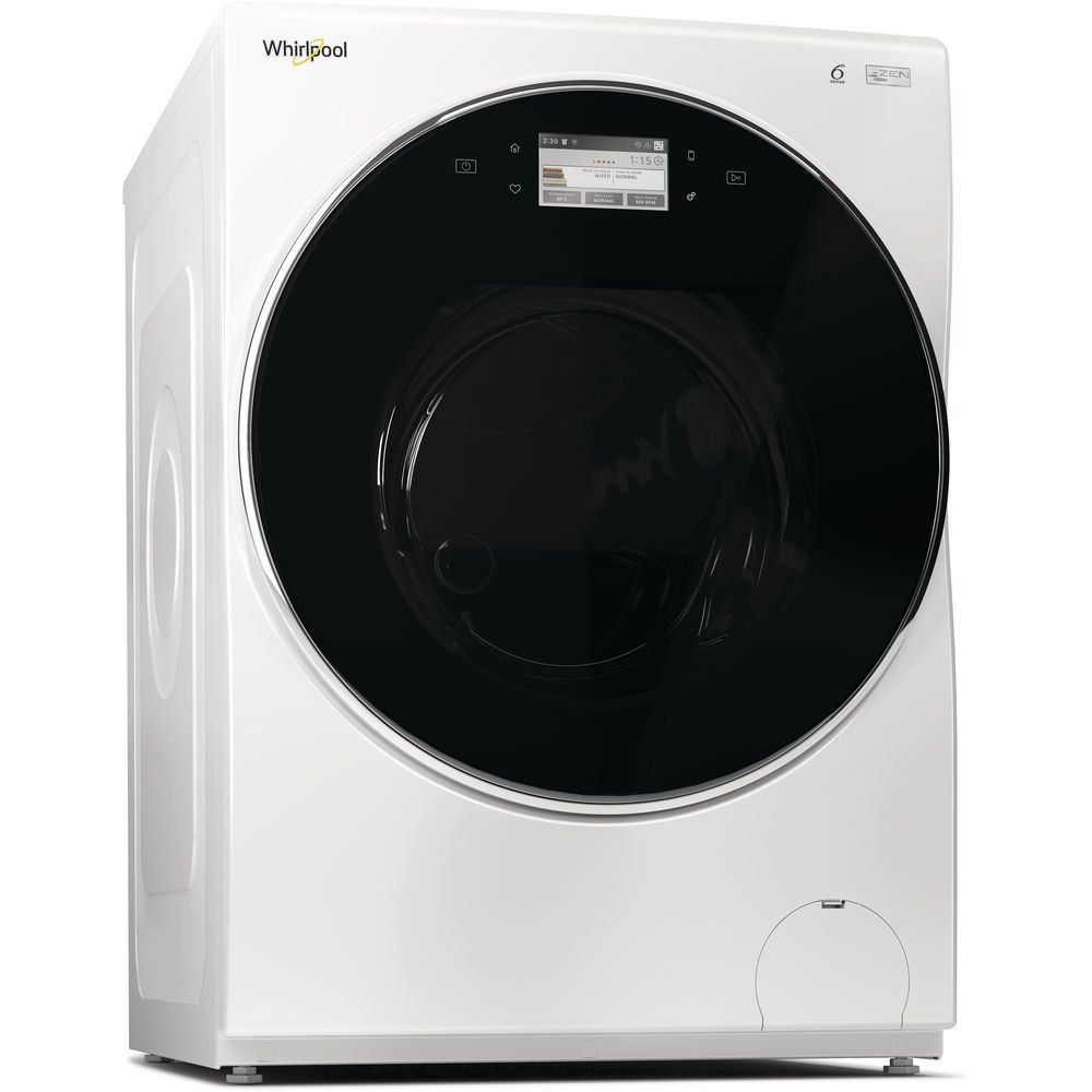 Una lavatrice a carica frontale Whirlpool bianca con un ampio oblò circolare in vetro nero e display digitale.