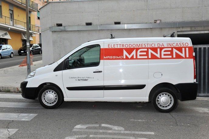 Un furgone commerciale bianco con la scritta 