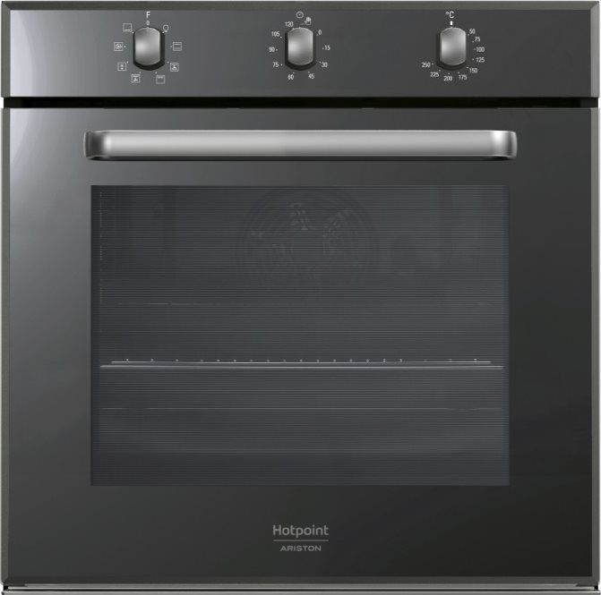 Un moderno forno da incasso Hotpoint-Ariston di colore nero, con tre manopole di controllo argentate e una maniglia orizzontale sulla porta in vetro.