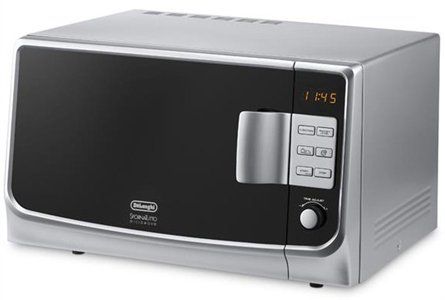 Un forno a microonde argentato con sportello nero, display digitale, maniglia verticale e pannello di controllo laterale con pulsanti e manopola.