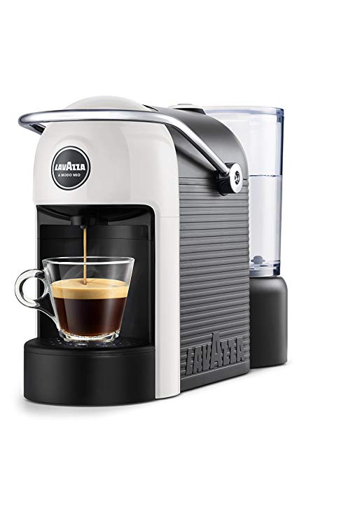 Una macchina per caffè espresso Lavazza bianca e nera che prepara una tazza di caffè fresco in una tazza di vetro trasparente.