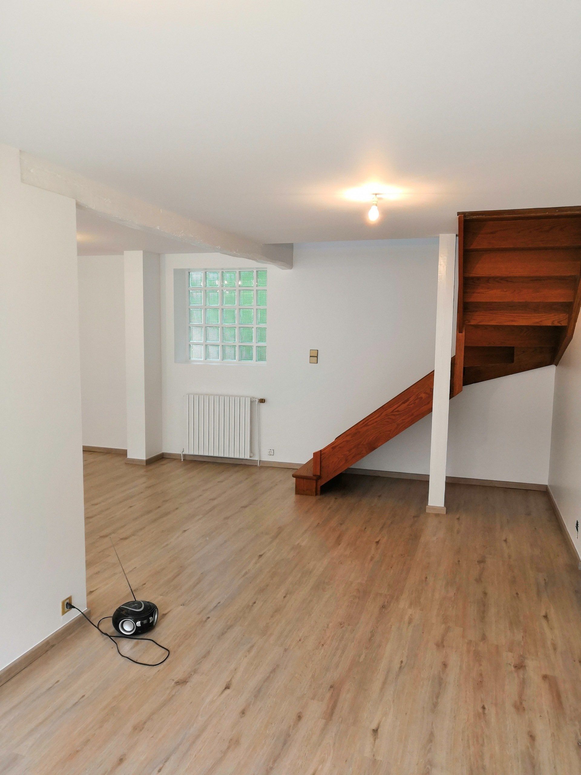 peinture blanc satin sur les murs et pose parquet flottant .