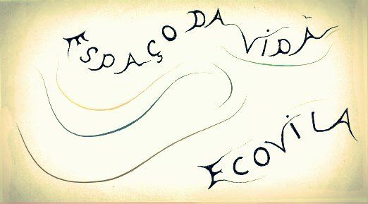 Gestileerde handgeschreven Portugese tekst met de tekst “ESPAÇO DA VIDA” en “ECOVILA” op een lichte gele achtergrond.
