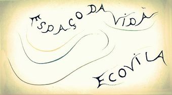 Gestileerde handgeschreven Portugese tekst met de tekst “ESPAÇO DA VIDA” en “ECOVILA” op een lichte gele achtergrond.