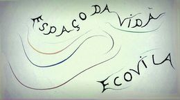 Handgeschreven “Espaço da Vida” met vloeiende rode en blauwe lijnen en “EcoVila” eronder op een groene achtergrond