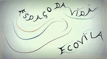 Handgeschreven “Espaço da Vida” met vloeiende rode en blauwe lijnen en “EcoVila” eronder op een groene achtergrond