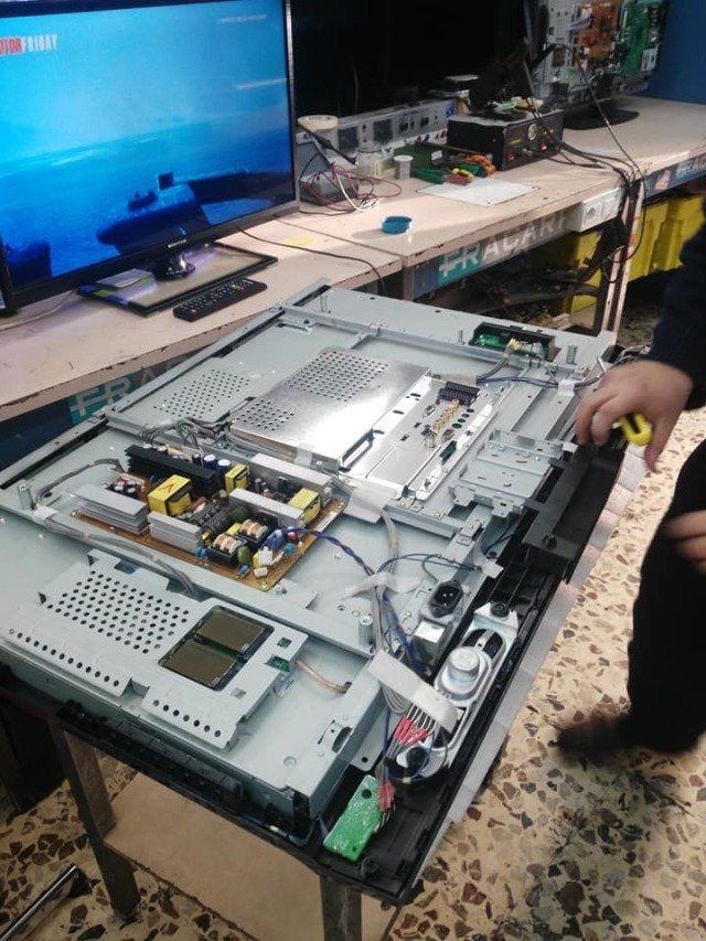 tecnico durante la riparazione di una TV