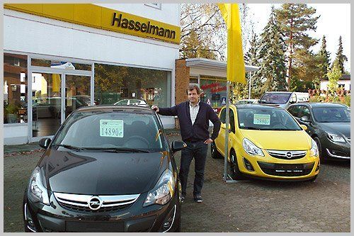 ein mann an einem auto