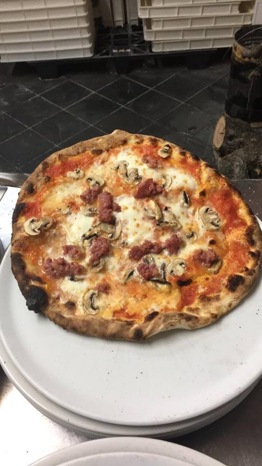 pizza cotta a forno a legna