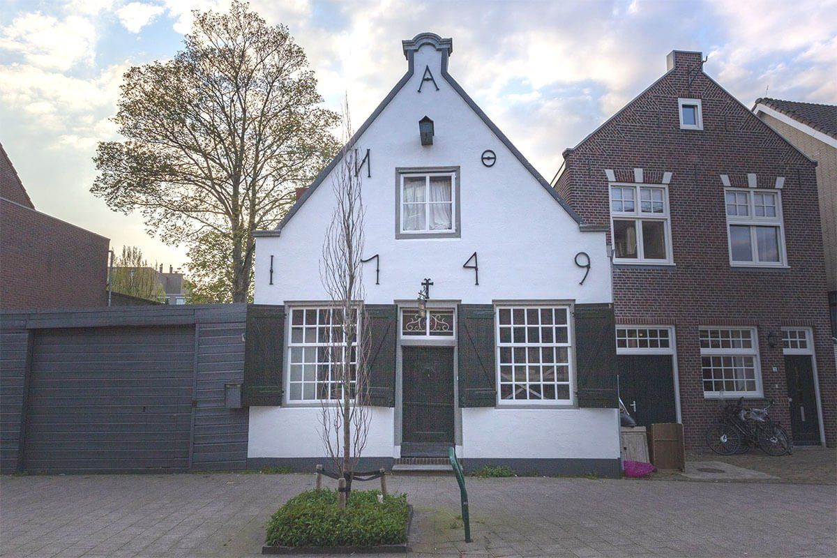 Oude Smidse outside building