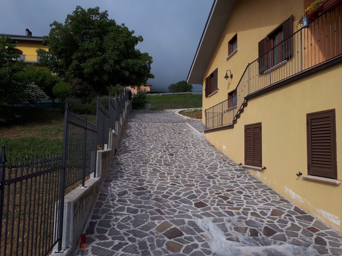 Stradina d'accesso