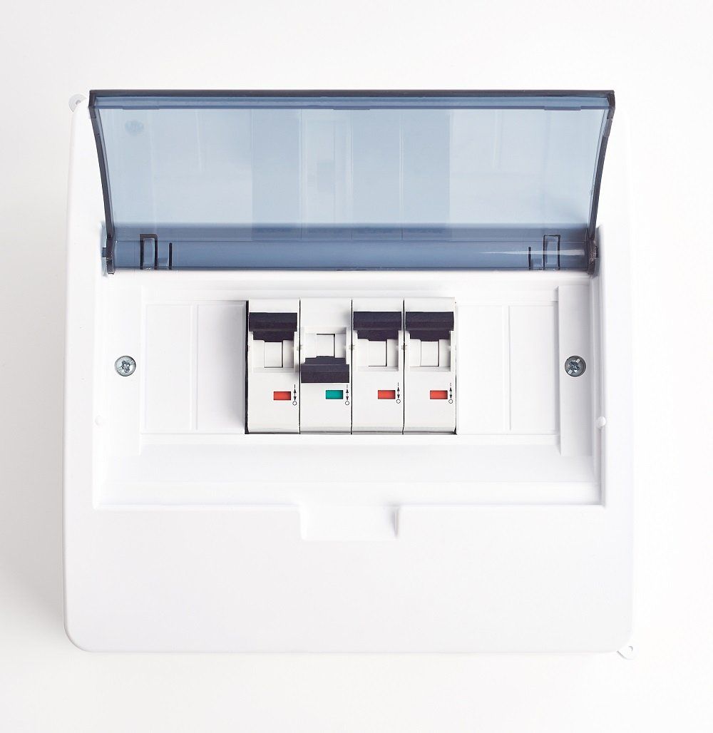 tecnici durante installazione impianti elettrici