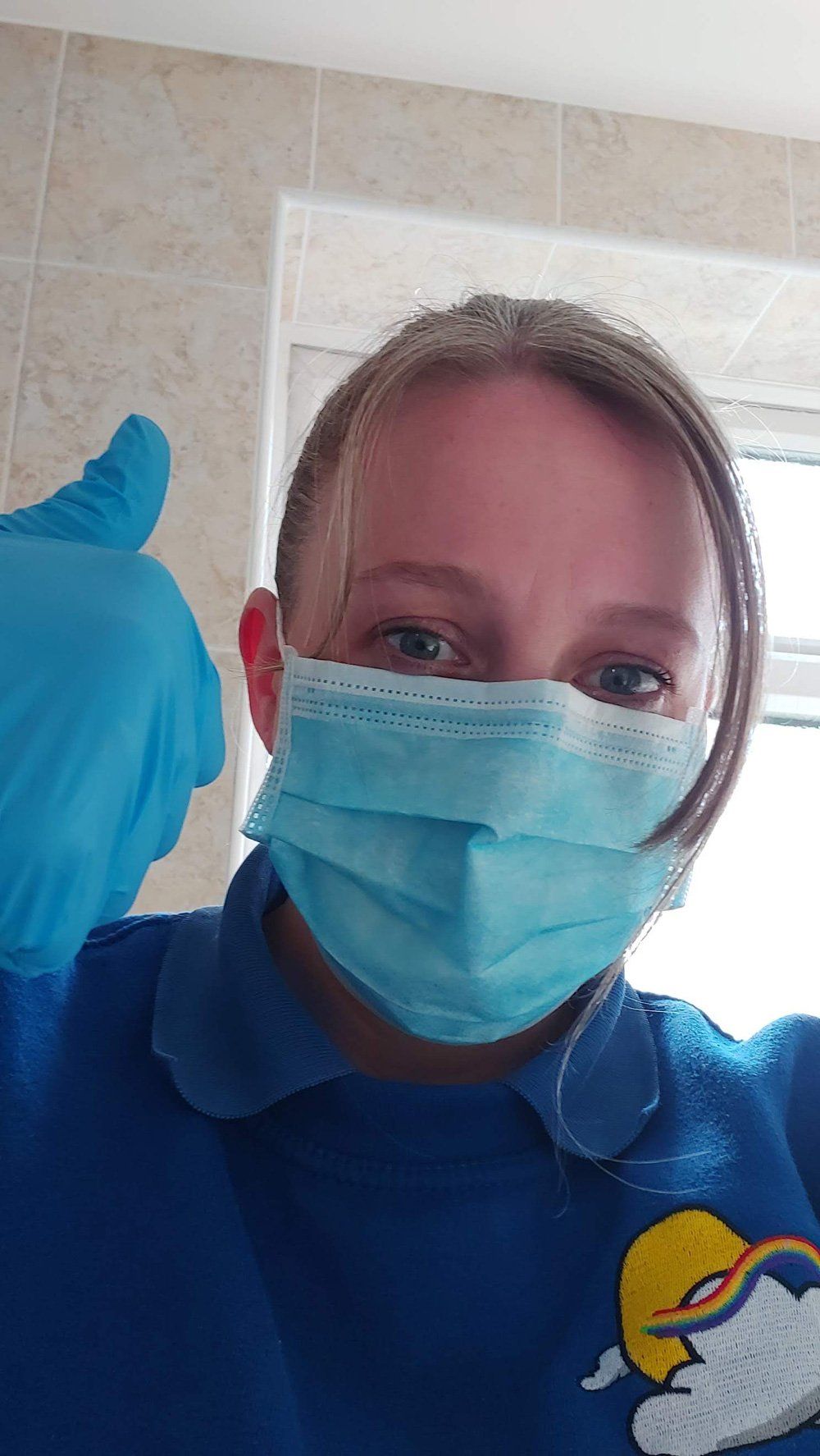 house-cleaner-with-mask-thumps-up