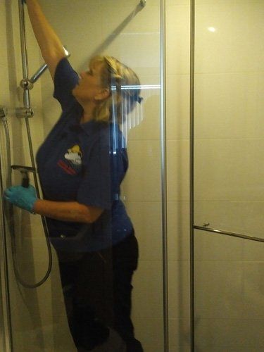 romford-house-cleaner-in-shower
