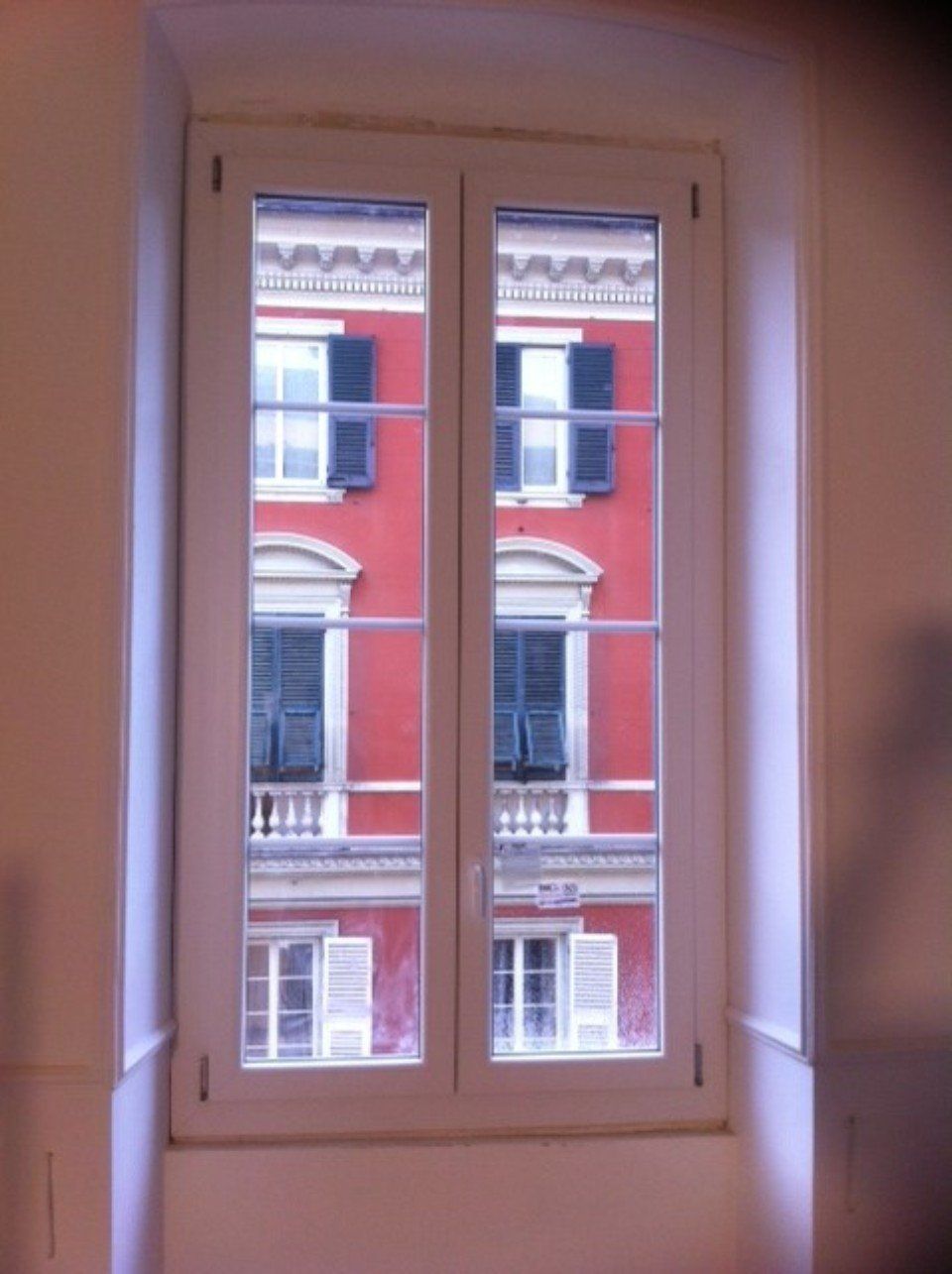 finestra rettangolare con infissi in legno
