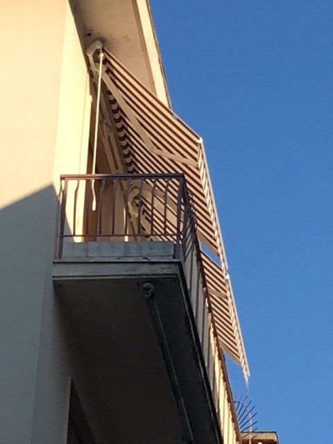 tenda da sole aperta a strisce