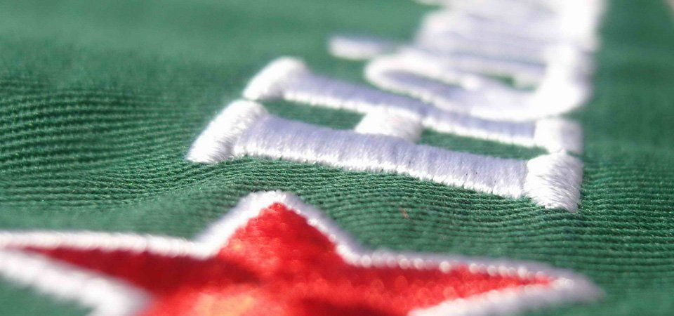 Ricami loghi su tessuti