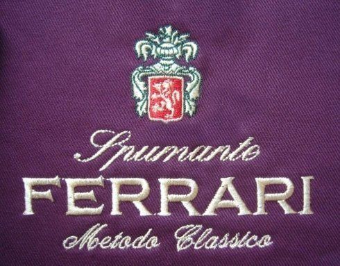 Ricami loghi su abbigliamento