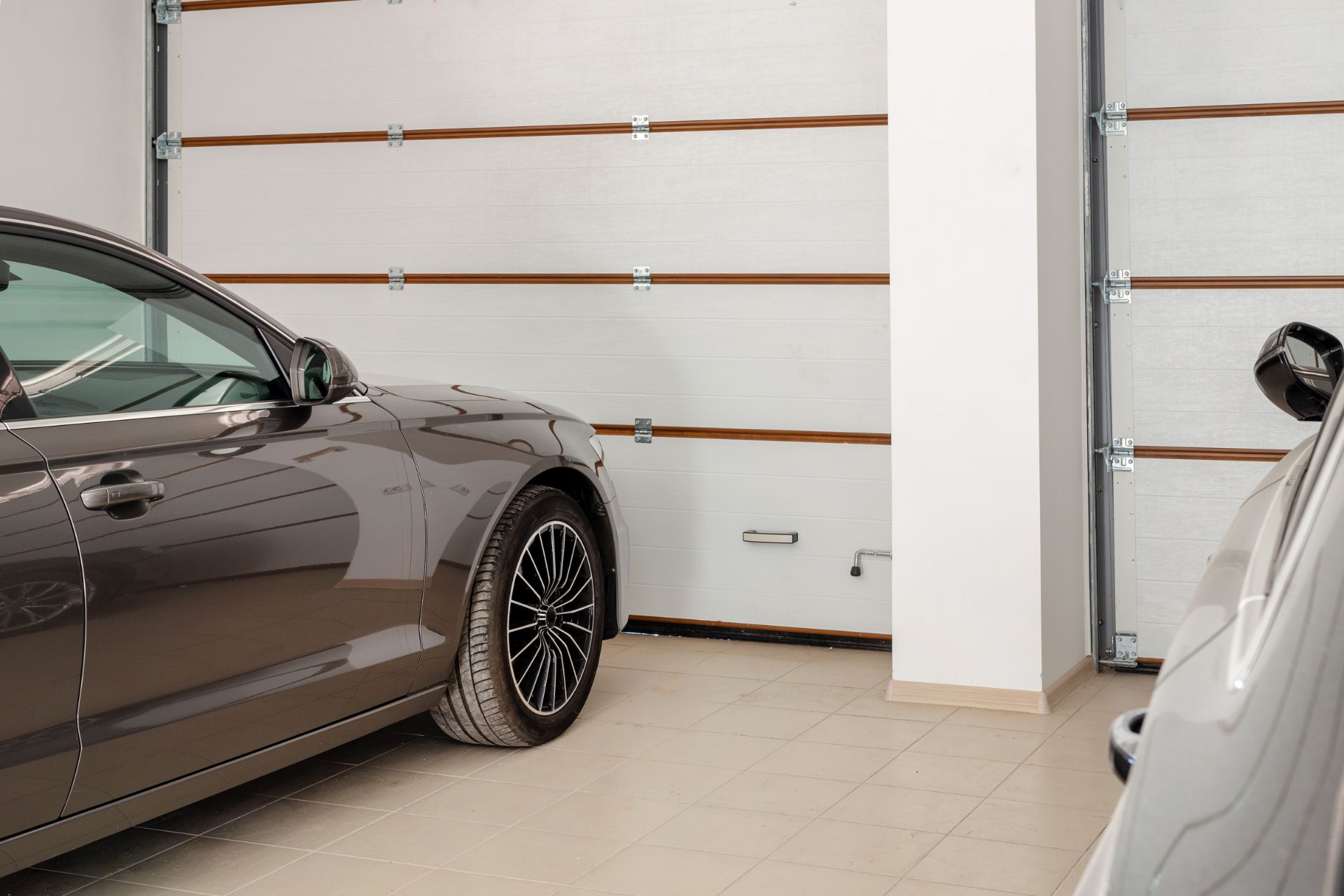 auto posteggiata in garage