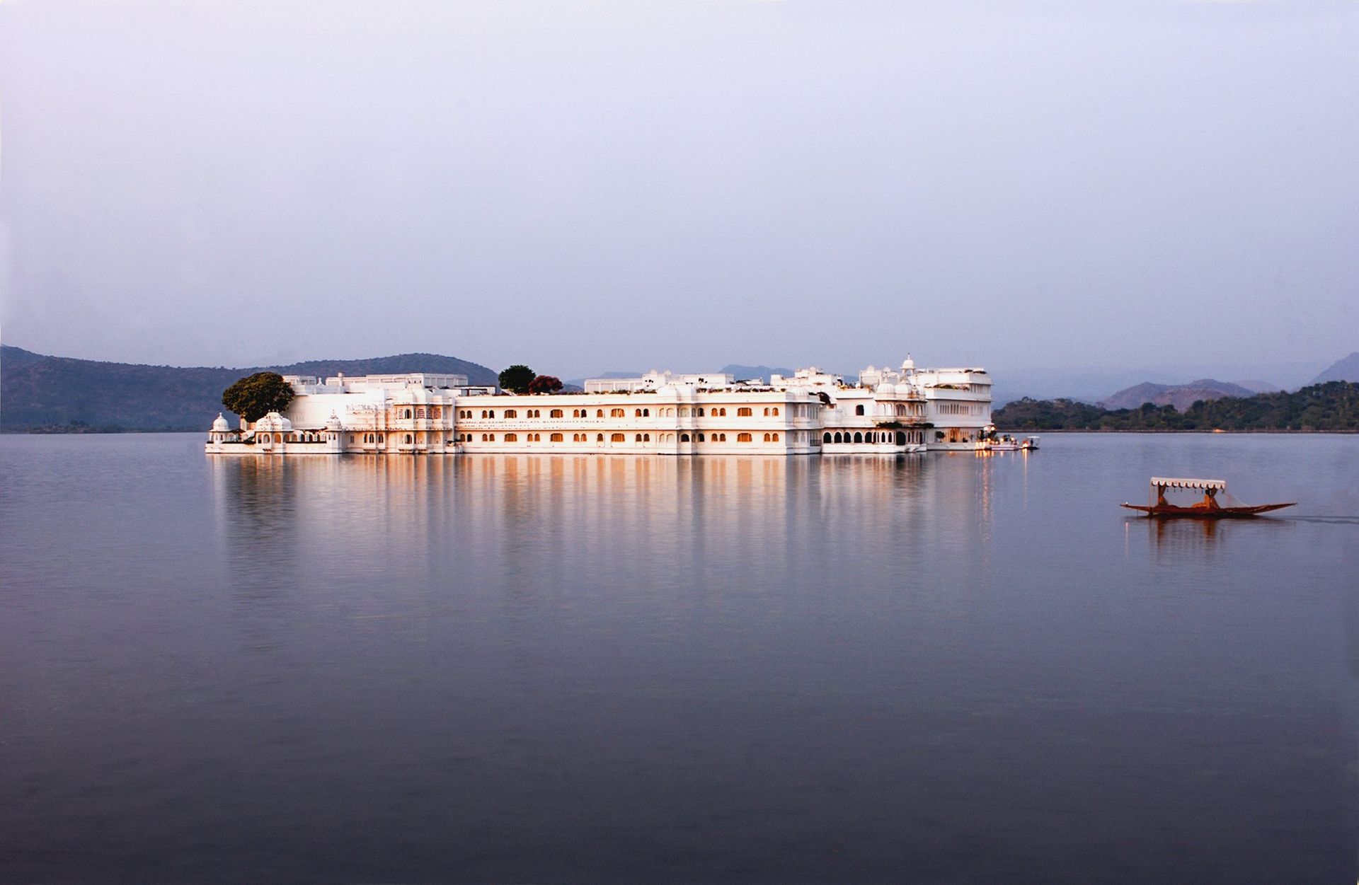 The Lake Palace Hotel in Udaipur (Octopussy - 1983)