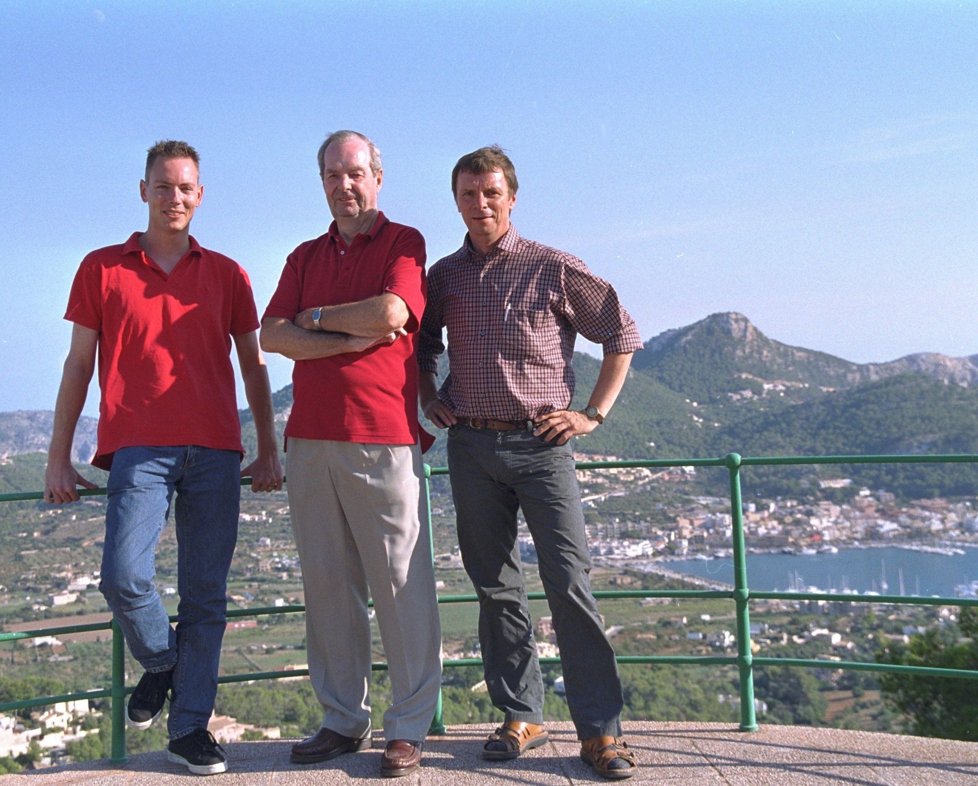 Martijn Mulder (L) and Dirk Kloosterboer (R), together with four time Bond director Guy Hamilton at his house in Mallorca Martijn Mulder (L) and Dirk Kloosterboer (R), together with four time Bond director Guy Hamilton at his house in Mallorca