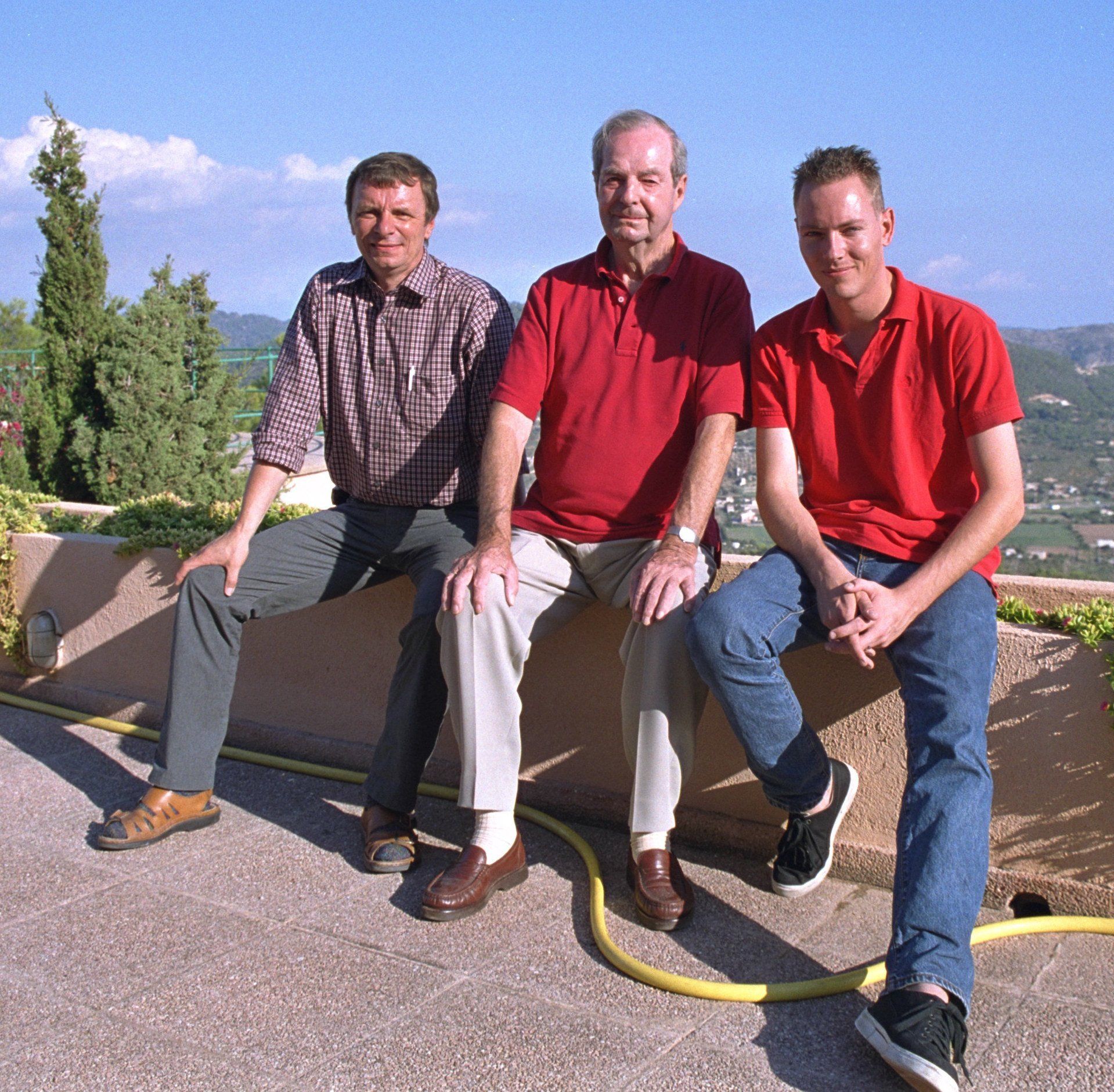 Dirk Kloosterboer (L) and Martijn Mulder (R) with Bond director Guy Hamilton in Mallorca