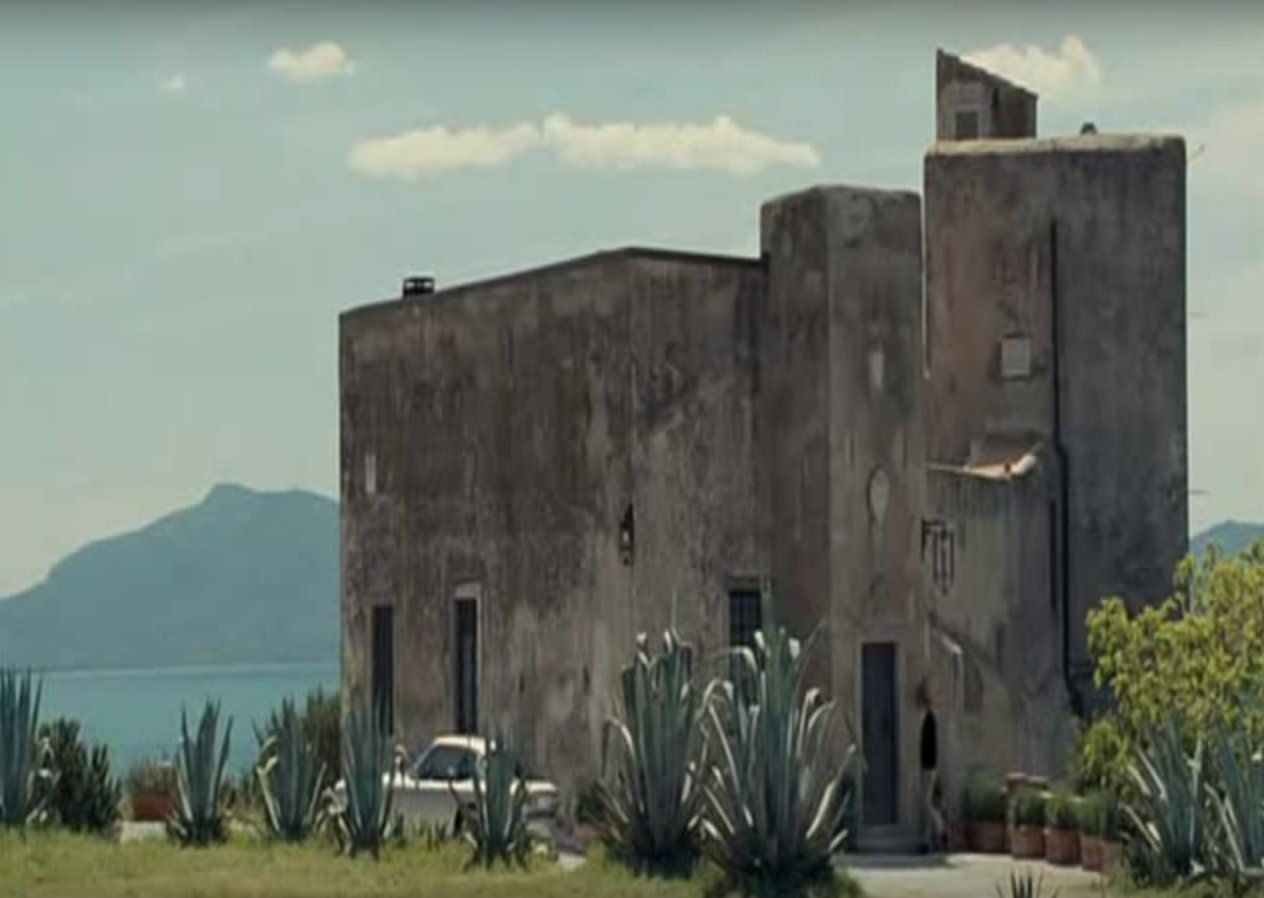 007 rings the bell at Mathis' house in Quantum of Solace