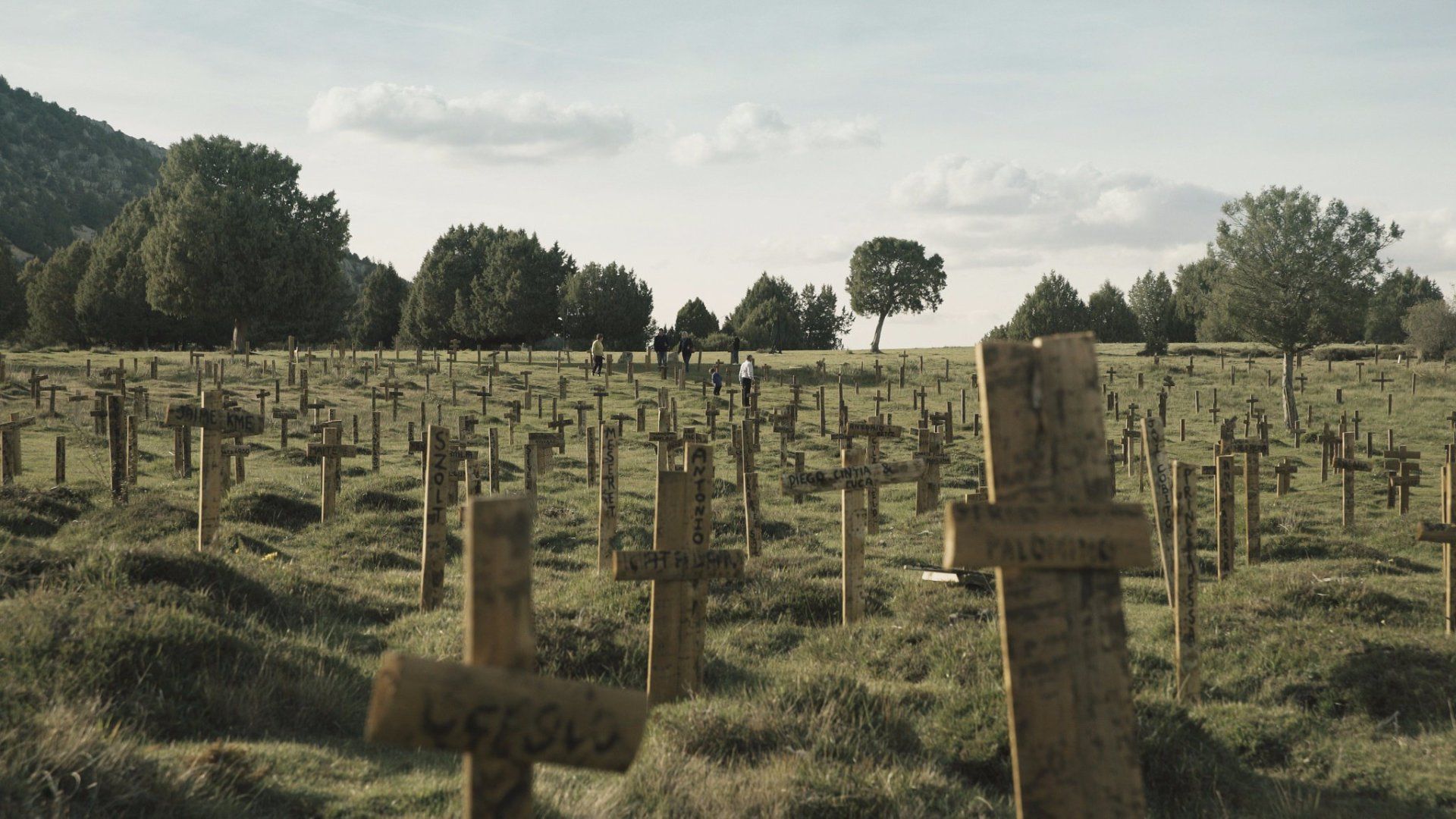 A wooden cross for everyone who donates 15 euros. (© Twitter @SadHIllDoc)