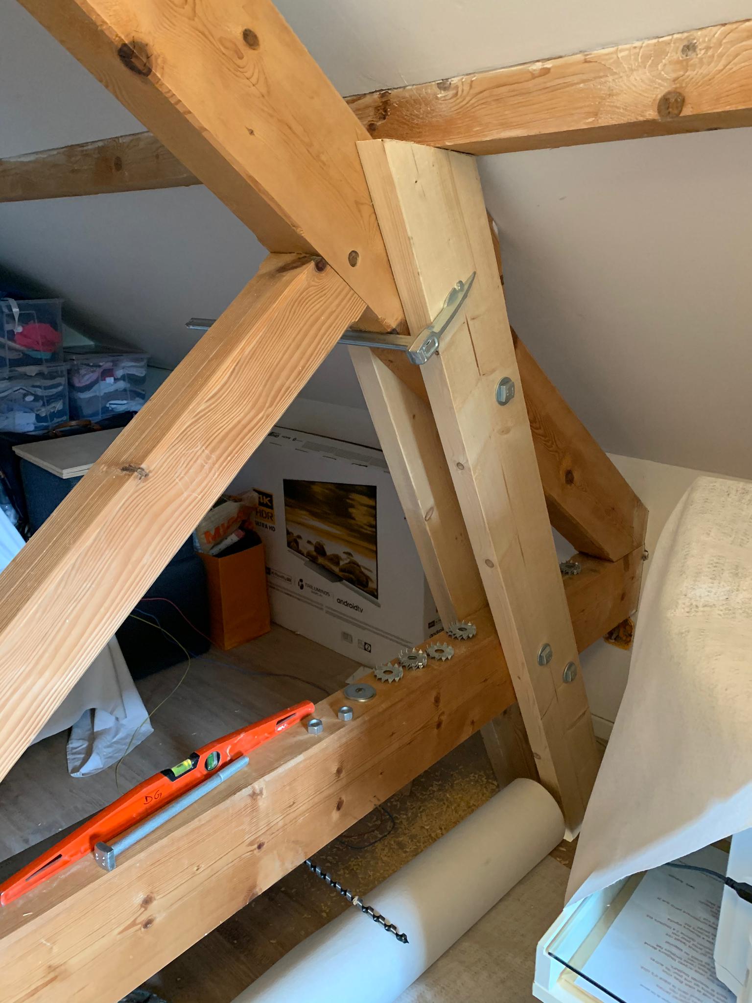 Une poutre en bois dans une pièce avec une image dessus.
