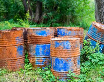  rusty waste tins